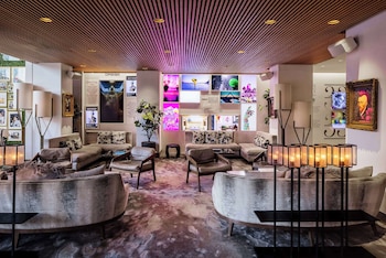 Hotel entrance and lobby at Dream Hollywood, by Hyatt