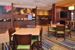 Free daily buffet breakfast - Fairfield Inn & Suites Sacramento Airport Woodland (Woodland)