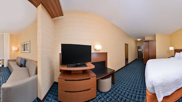 Bureau, rideaux occultants, fer et planche Ă repasser