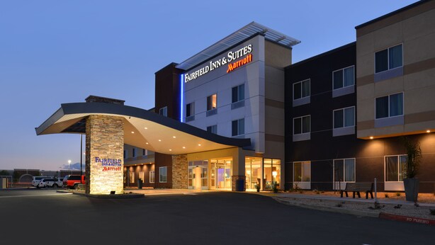 A Fairfield Inn & Suites Marriott hotel with a modern design, featuring a stone entrance and multiple windows. - Fairfield Inn & Suites Sacramento Airport Woodland (Woodland)