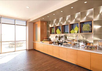 Free daily buffet breakfast at Springhill Suites by Marriott Charleston Mount Pleasant