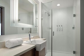 Artículos de tocador gratuitos, secador de pelo, toallas