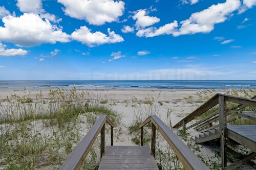 Dog Friendly Oceanfront Beach House by RedAwning