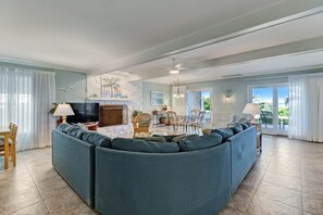 House, 4 Bedrooms | Living area