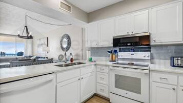 Condo, 2 phòng ngủ | Bếp riêng | Tủ lạnh, lò vi sóng, lò nướng, bếp nấu