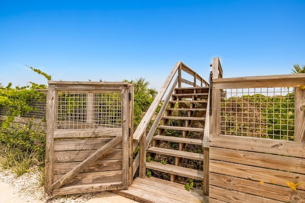 House, 6 Bedrooms | Property grounds