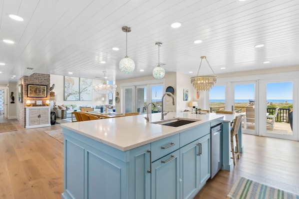 House, 6 Bedrooms | Private kitchen | Full-sized fridge, microwave, oven, stovetop