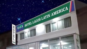 A two-story building with a sign reading "Hotel Lagos Latin America." - Hotel Lagos Latin America (San Juan de Pasto)