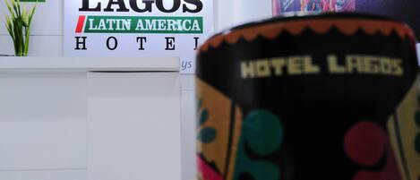 Un letrero de hotel con el nombre 'Lagos Latin America Hotel'.