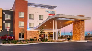 A Fairfield Inn & Suites by Marriott hotel with a modern design, including a covered entrance and a stone pillar. - Fairfield Inn & Suites San Antonio Brooks City Base (San Antonio)