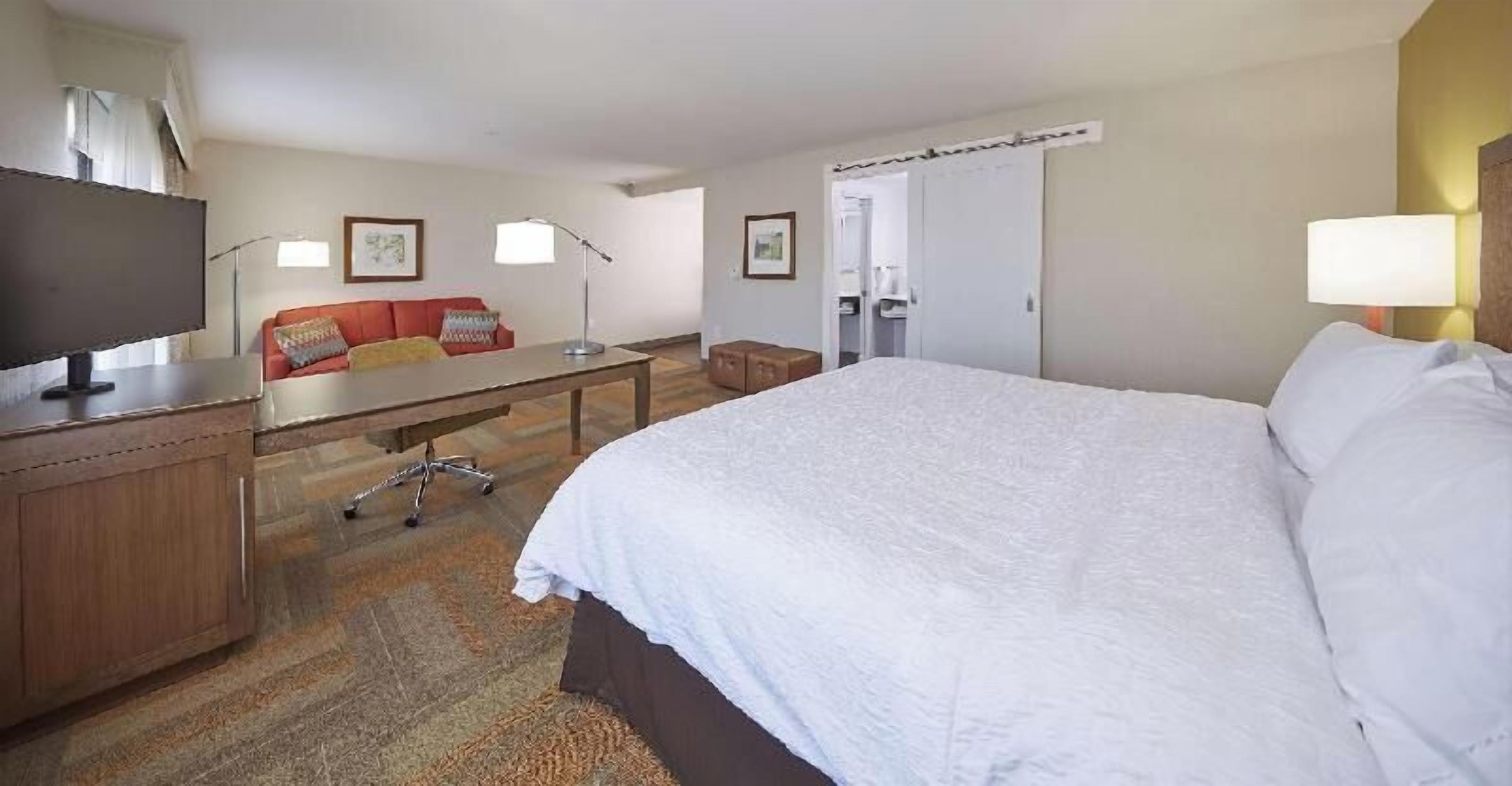Travel cot, free rollaway beds, free WiFi, bed sheets