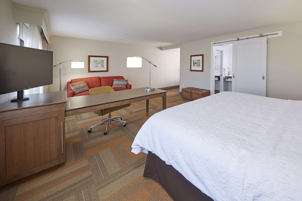 Travel crib, free rollaway beds, free WiFi, bed sheets