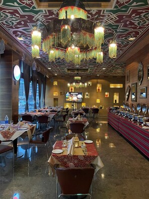 Breakfast, lunch, dinner served; international cuisine  - Asdal Boutique Hotel Seef (Manama)