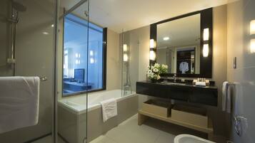 Habitación estándar | Baño | Ducha y bañera combinadas y artículos de higiene personal gratuitos