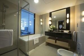 Elegant Comfort Room with Bathtub | Bathroom | Combined shower/tub, free toiletries, bidet, towels - Asdal Boutique Hotel Seef (Manama)