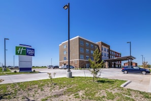 A Holiday Inn Express & Suites building with a parking lot and a clear blue sky. - Holiday Inn Express & Suites Blackwell by IHG (Blackwell)