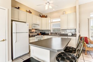 Refrigerador con freezer, microondas, horno, placa de cocina
