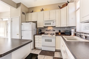 House, 3 Bedrooms | Private kitchen | Full-size fridge, microwave, oven, stovetop