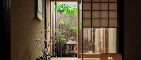 Traditional Townhome, 2 Bedrooms | Garden view