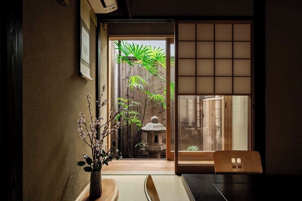 Traditionellt townhome - 2 sovrum | Utsikt mot trädgården