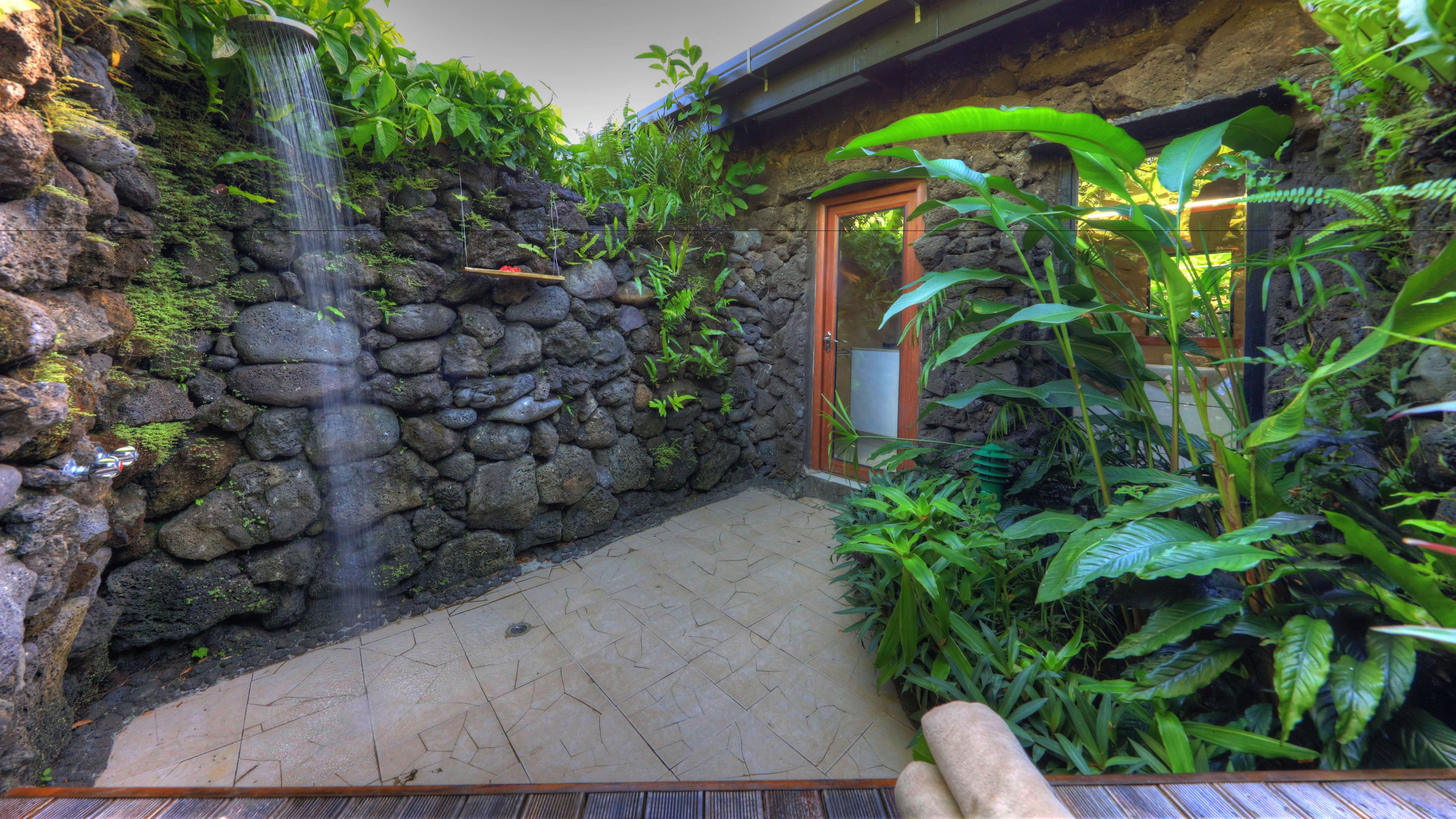 Dusche, kostenlose Toilettenartikel, Haartrockner, Handtücher