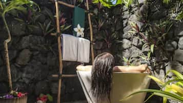 Bangalô luxo, 1 cama King, vista para o oceano, de frente para o oceano | Banheira de imersão