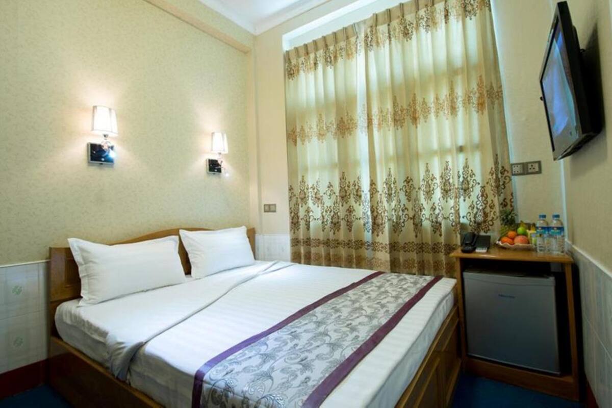 Habitación estándar doble, 1 cama doble | Minibar, caja fuerte, escritorio y cortinas opacas