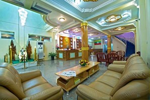 Lobby sitting area - Smart Hotel (Mandalay)