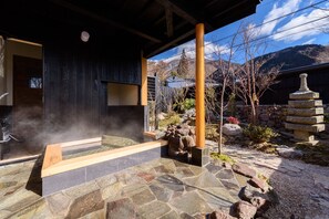 Outdoor spa tub - Kaede no Shoja (Yufu)