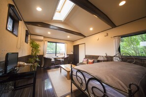 Caja de seguridad en la habitación, cortinas blackout y ropa de cama 