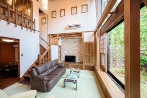 Caja de seguridad en la habitación, cortinas blackout y ropa de cama 