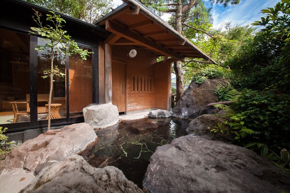 Dusche, Haartrockner, Hausschuhe, Handtücher