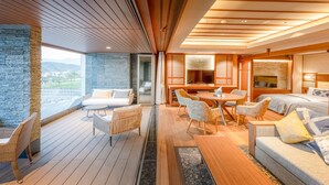Ein modernes Interieur mit Holzboden, Essbereich und Schlafzimmer mit großem Fenster.