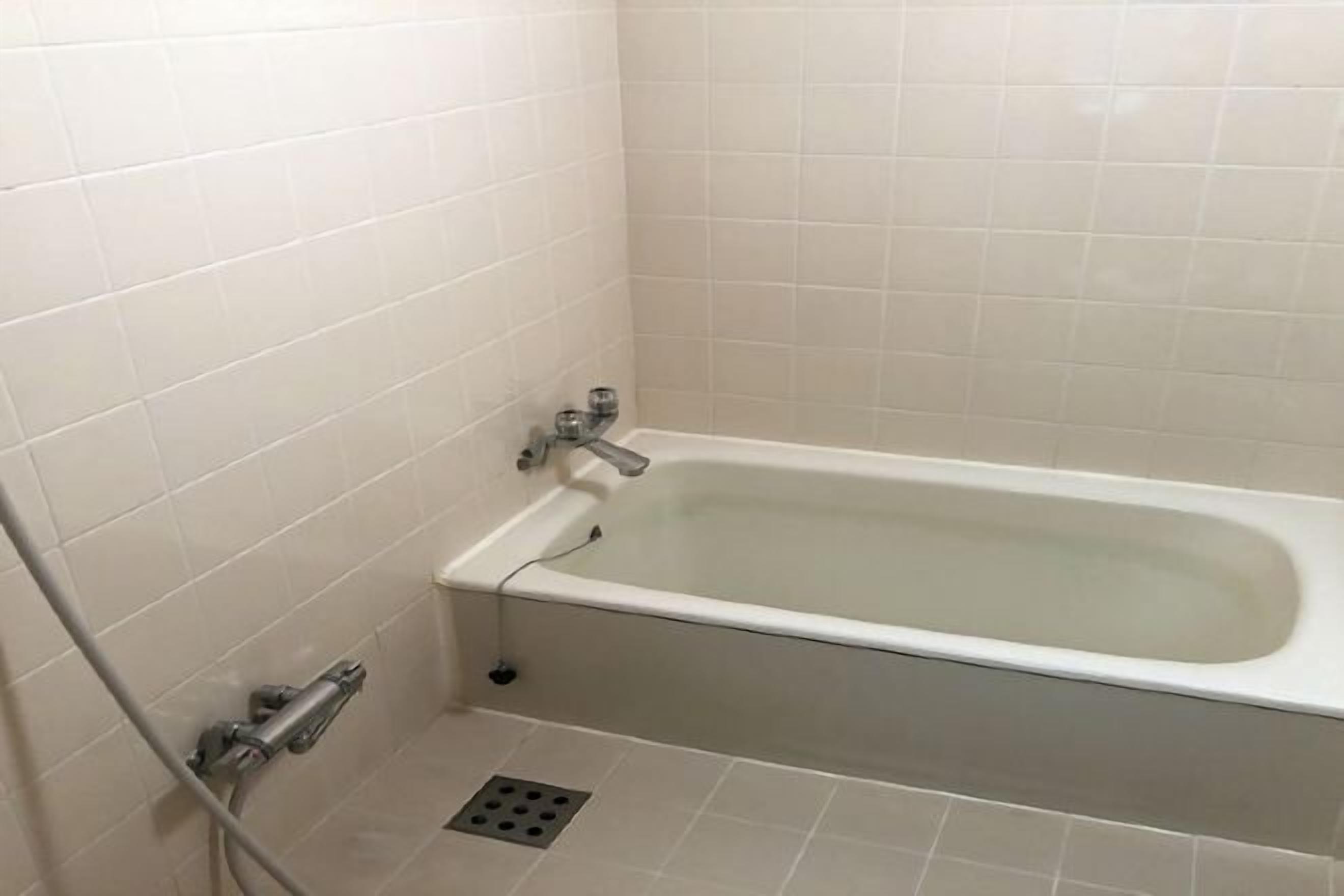 Badezimmer | Duschwanne, Hydromassagedusche, kostenlose Toilettenartikel