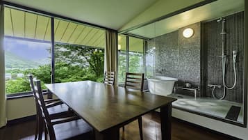 Habitació amb dos llits individuals de luxe | Bany | Combinació de dutxa i banyera i capçal de dutxa d'hidromassatge