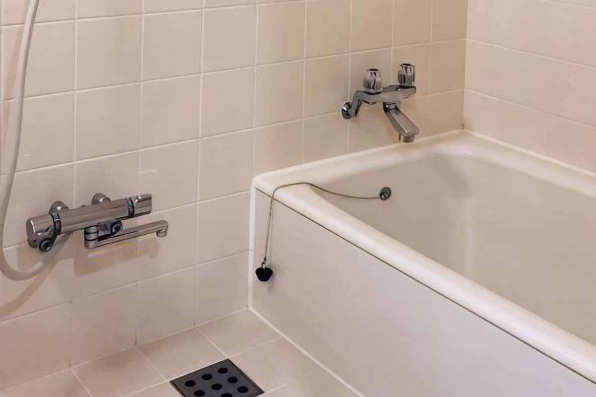 Baño | Tina con regadera y regadera con hidromasaje