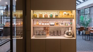 Un interior moderno con una exhibición de frascos y recipientes en estantes.