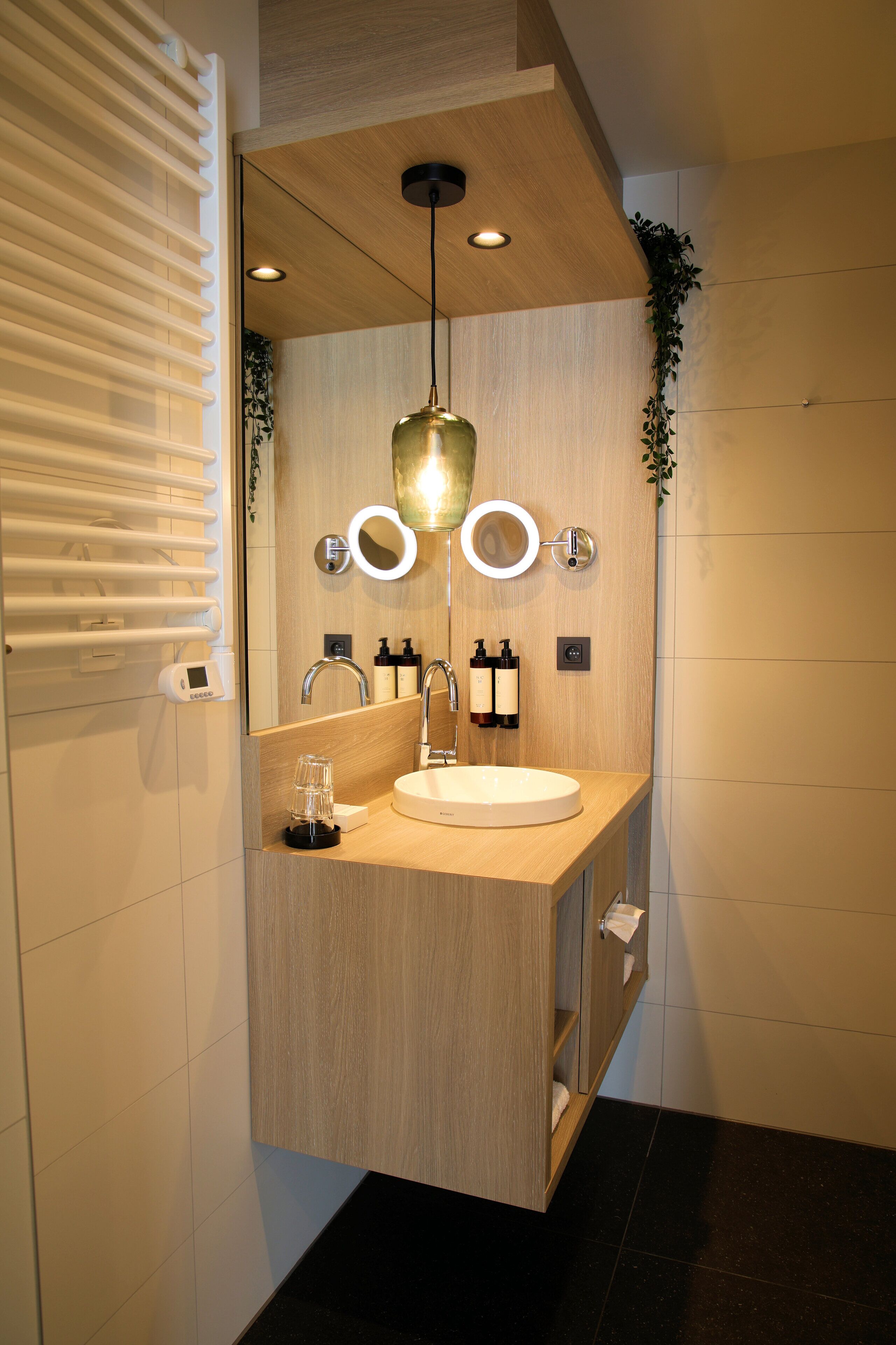 premium studio | bathroom | combined shower/bathtub, free toiletries, hair dryer, towels
