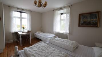 Trippelrum (XL) | Unika möbler, mörklÀggningsgardiner, ljudisolering och gratis wi-fi