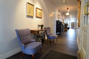 Lobby sitting area - Bläsinge Gård Kullabygden - Hostel (Jonstorp)