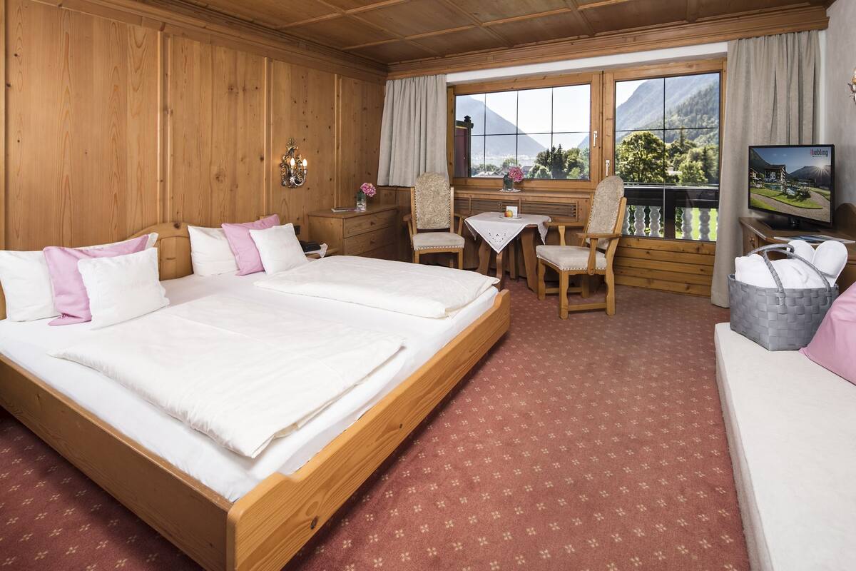 Phòng đôi Deluxe, 1 giường đôi, quang cảnh sân golf | Bộ đồ giường cao cấp, minibar, két bảo mật tại phòng