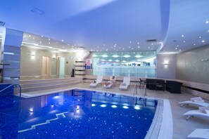 Una piscina cubierta (de 10:00 a 20:00), tumbonas