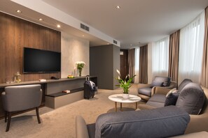 One Bedroom Apartment | 起居區 | 42-吋智慧型電視、有線頻道、電視