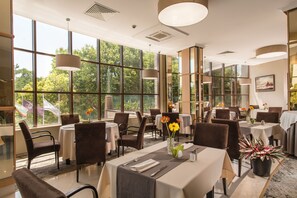 供應早餐、午餐和晚餐，國際料理