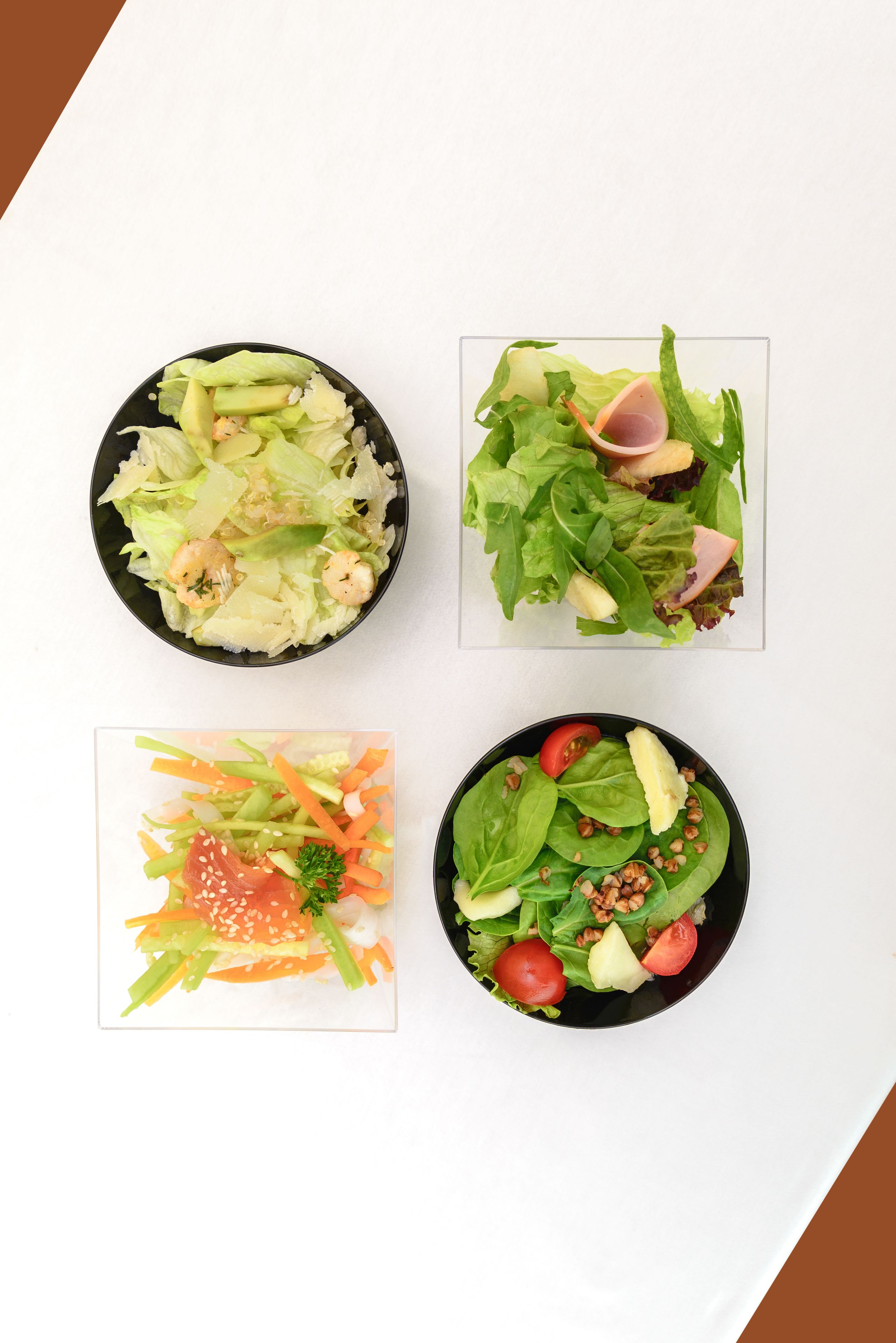 Cuatro ensaladas con diferentes ingredientes.