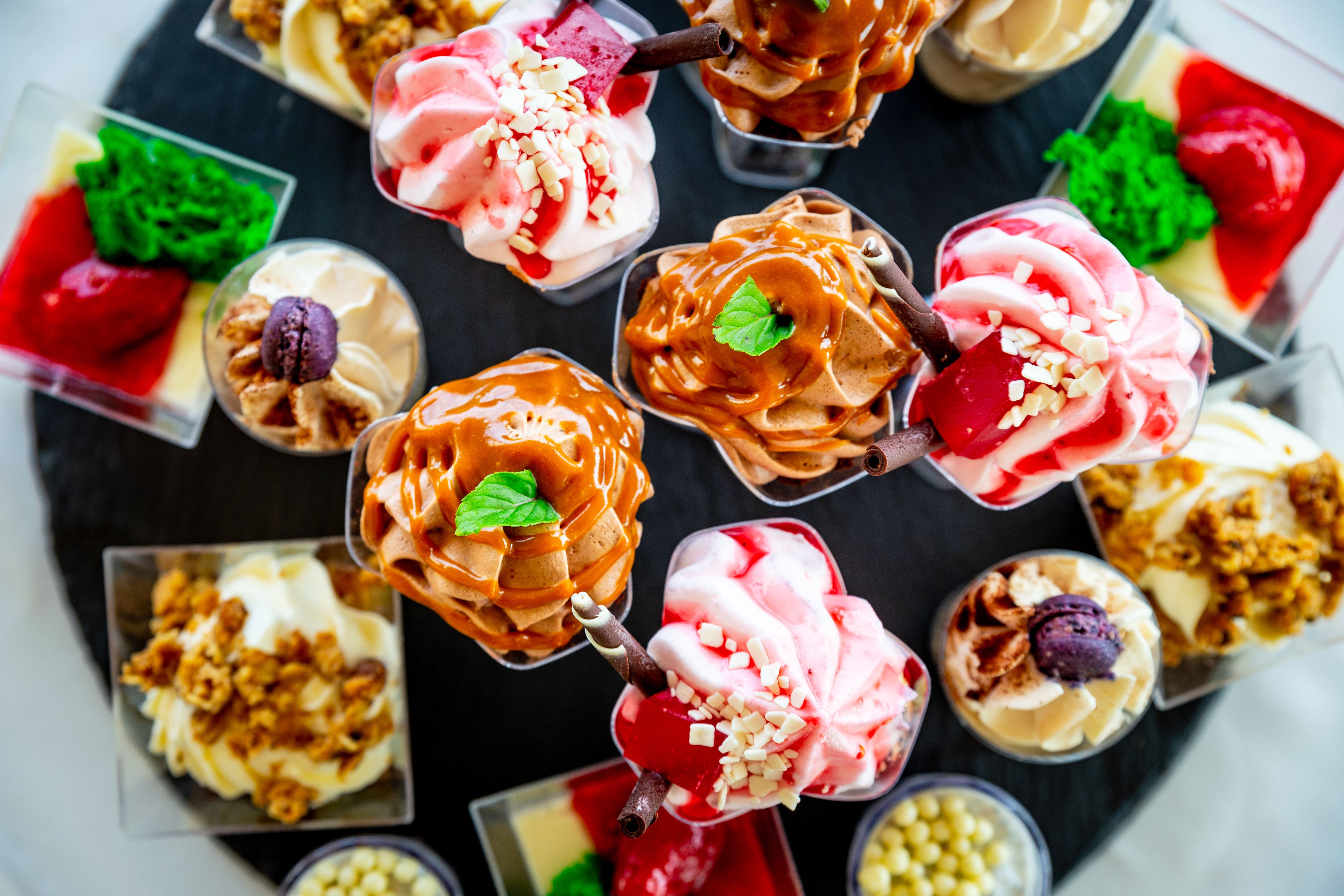 Diverse dessertbekers op een tafel.