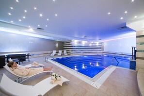 室內游泳池,開放時間為 10:00 至 20:00,提供日光浴躺椅