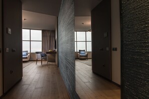 Executive Double Room with Sea View - High Floor | 高級寢具、迷你吧、客房內保險箱、書桌