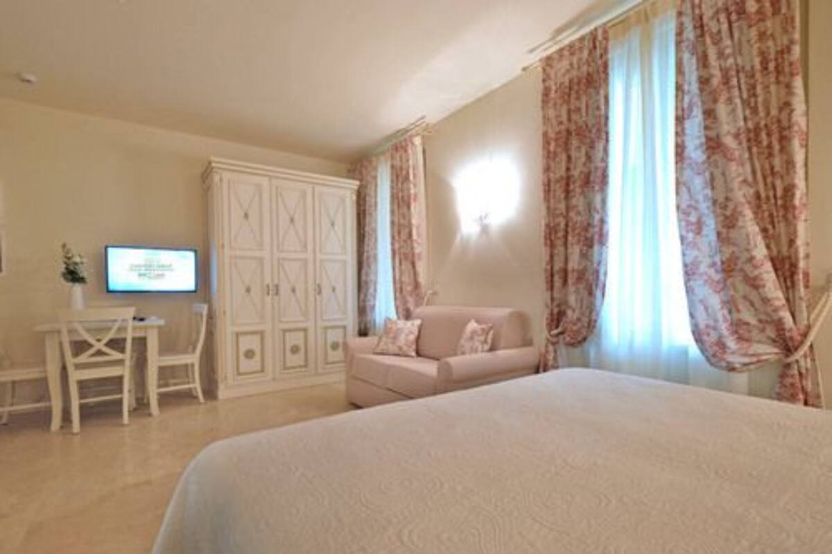Ein Schlafzimmer mit einem Bett, einem Schreibtisch, einem Stuhl und einem Kleiderschrank.