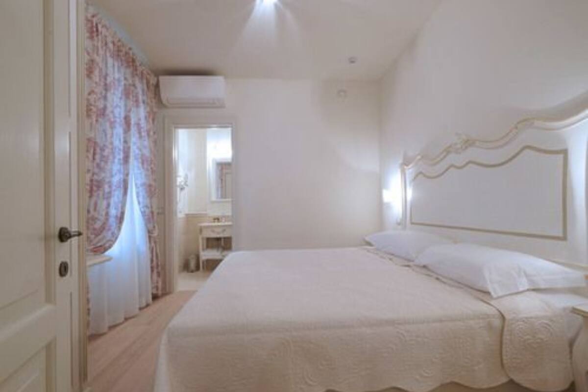 Ein Schlafzimmer mit einem Bett, einer Tür und einem Fenster.